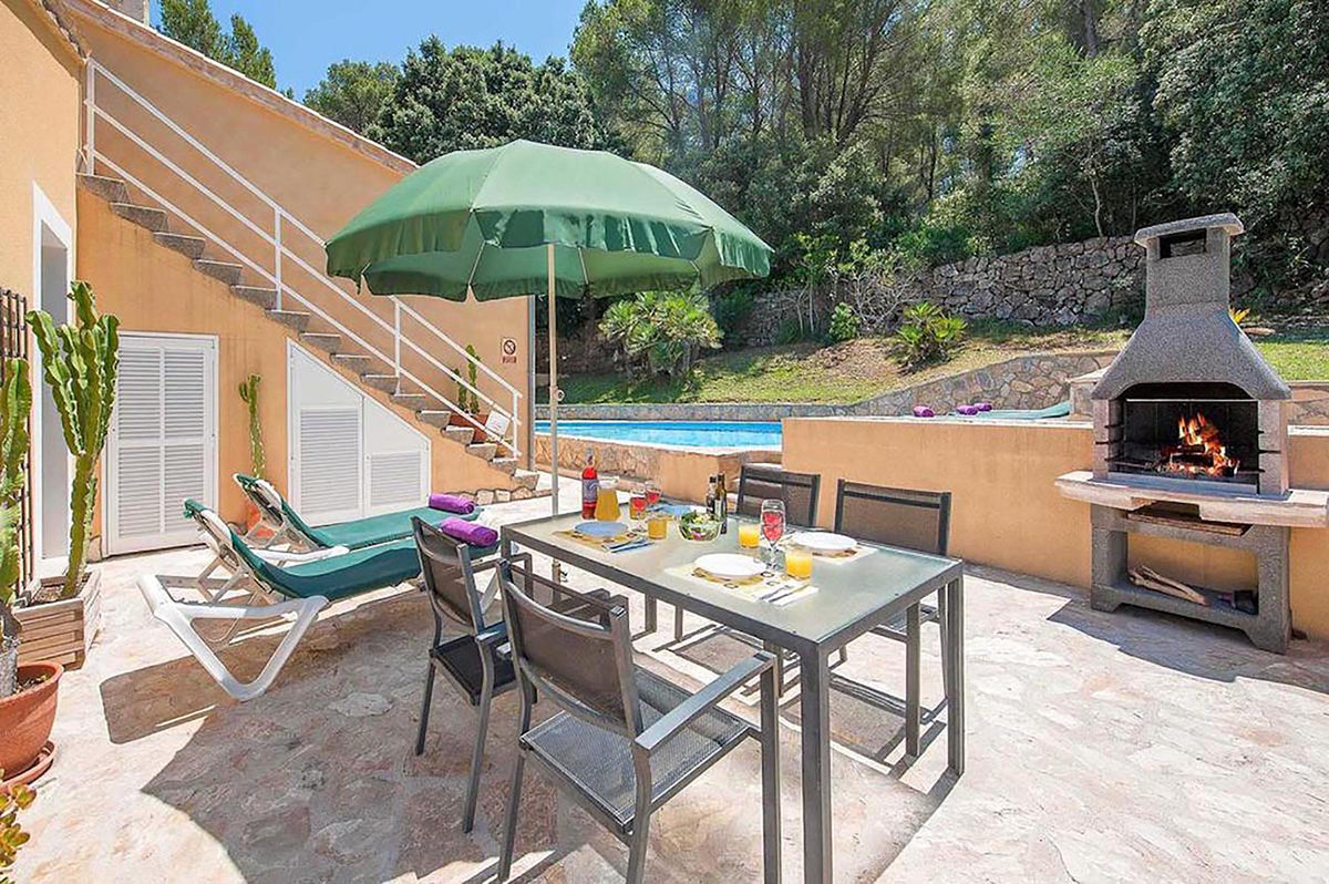 Terrasse der Finca Amapola bei Cala Sant Vicenç – Ausgangspunkt für die Strände im Norden Mallorcas