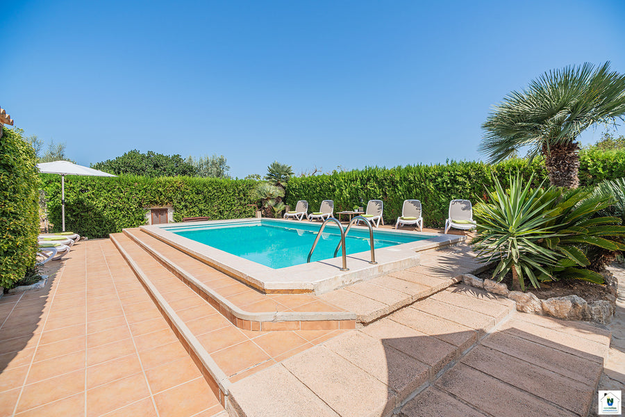 Ein Pool mit Sichtschutz.