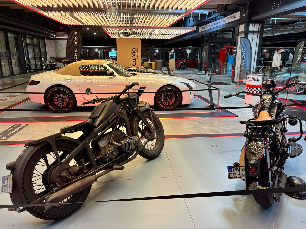 Motorrad und Oldtimer in der Motorworld Mallorca