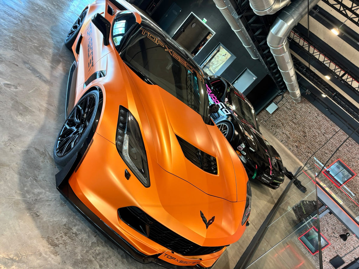 Orange Corvette in der Motorworld Mallorca