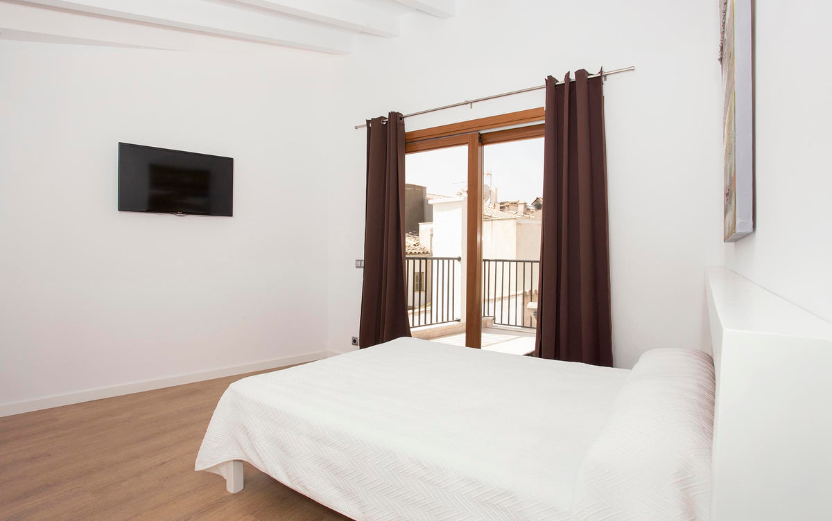 Blick ins Schlafzimmer der Casa Llum in Pollença, Mallorca
