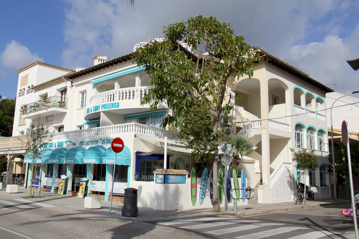 Clubhaus von Sail & Surf an der Promenade von Port de Pollença