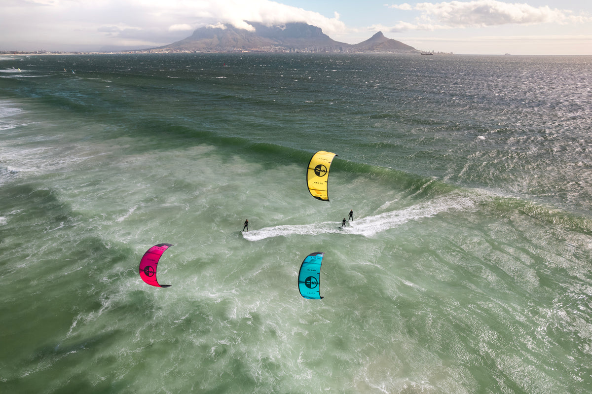 Kites über der Bucht von Alcúdia im Norden Mallorcas