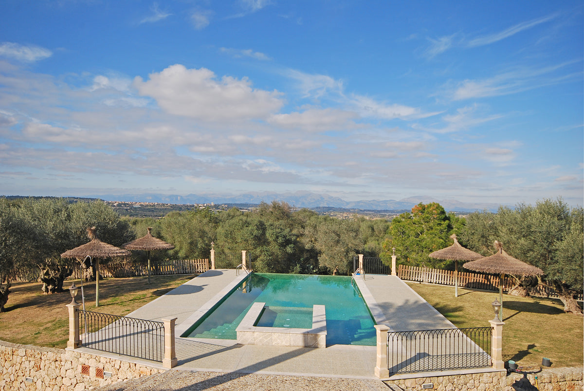 Blick über den Pool des Ferienhauses Grandina bei Ariany, Mallorca