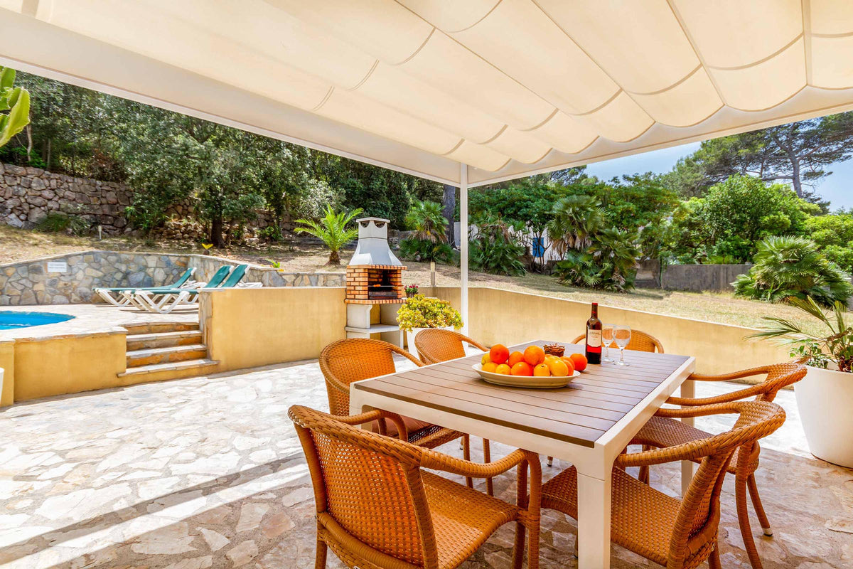 Terrasse der Finca Amapola bei Cala Sant Vicenç, Mallorca