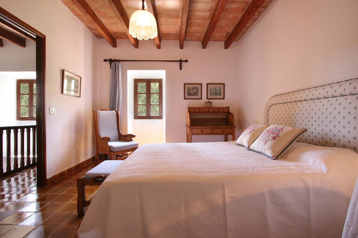 Schlafzimmer der Finca Can Besso bei Pollença, Mallorca