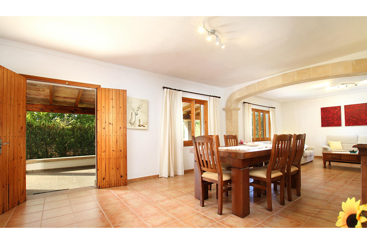Essbereich der Finca Can Maravella bei Pollença, Mallorca