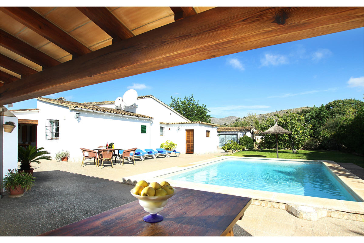 Terrasse der Finca Can Maravella bei Pollença, Mallorca