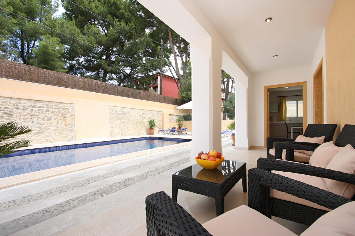 Terrasse der Finca Can Medina bei Cala Sant Vicenç, Mallorca