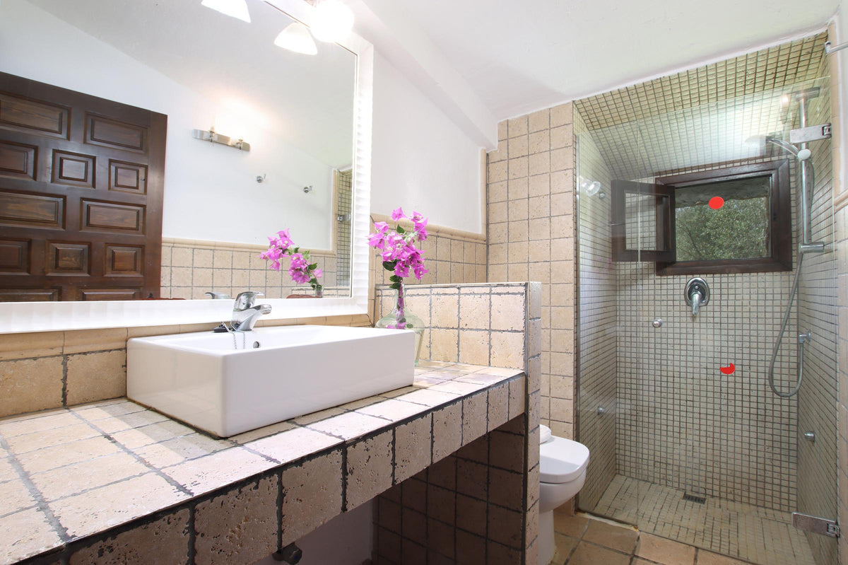 Badezimmer der Finca Cas Coronet bei Cala Sant Vicenç, Mallorca
