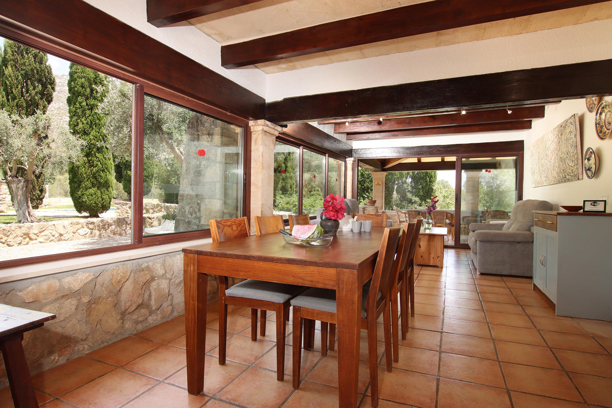 Essbereich der Finca Cas Coronet bei Cala Sant Vicenç, Mallorca