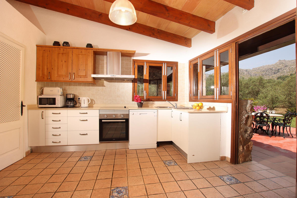 Küche der Finca Cas Coronet bei Cala Sant Vicenç, Mallorca