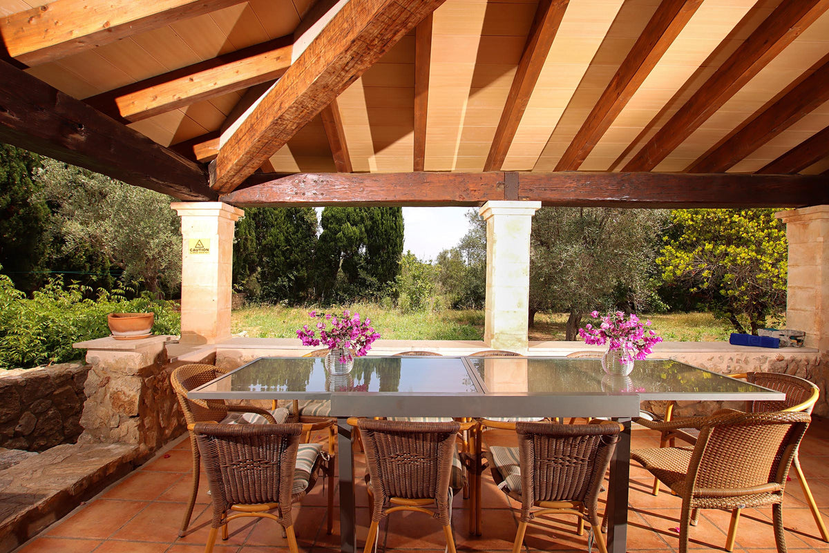 Terrasse der Finca Cas Coronet bei Cala Sant Vicenç, Mallorca