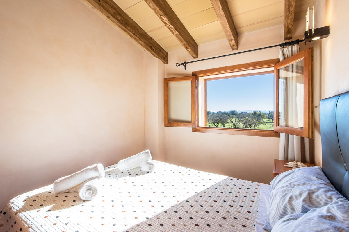 Schlafzimmer der Finca Es Caparo bei Búger, Mallorca