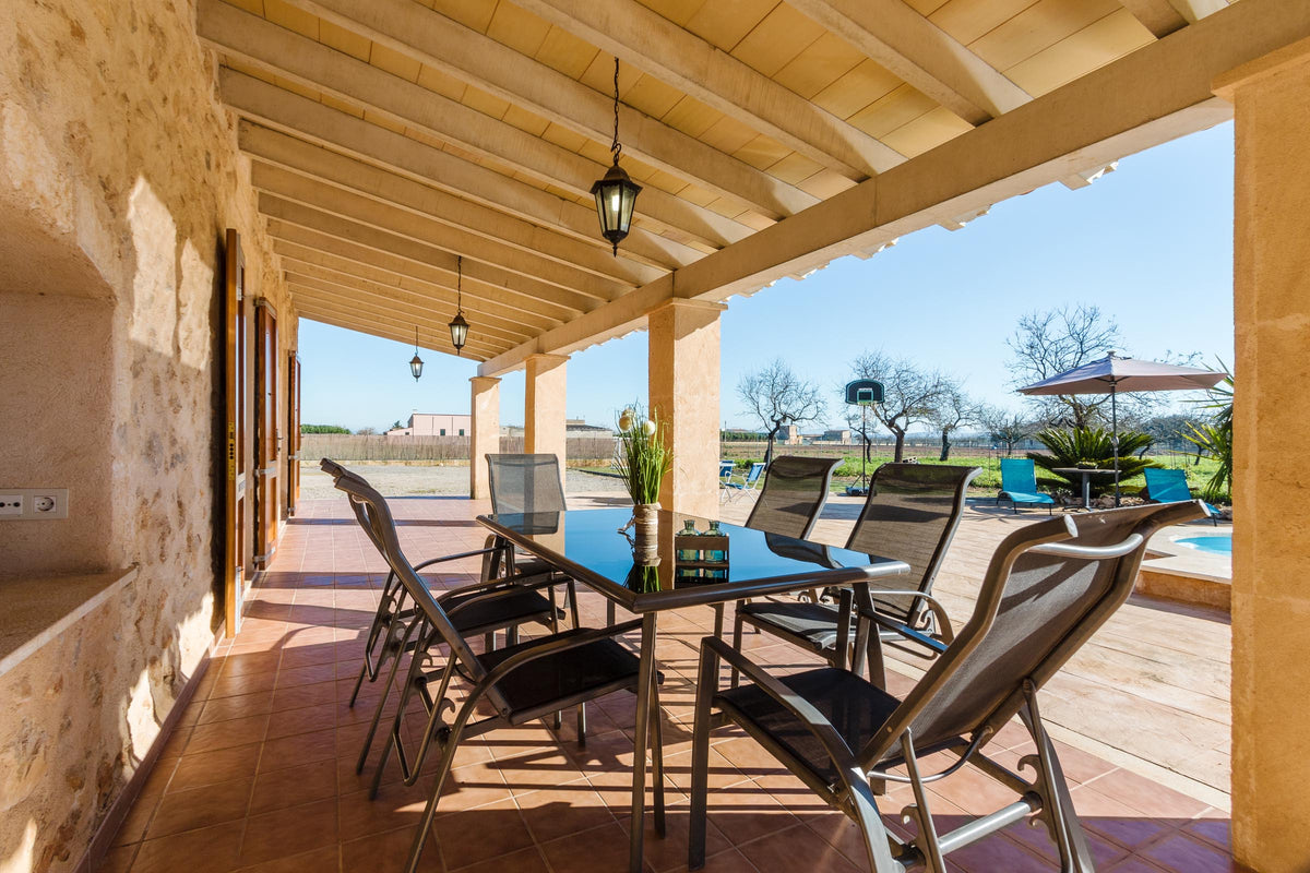 Terrasse der Finca Es Caparo bei Búger, Mallorca