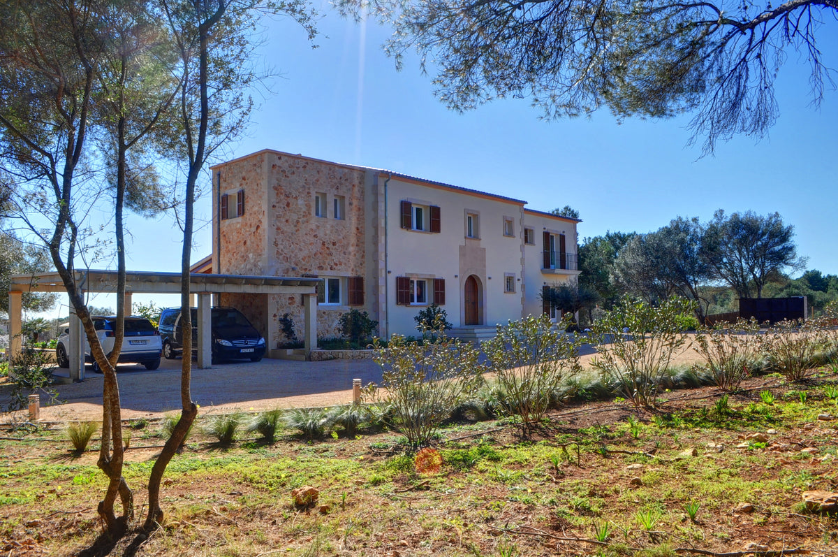 Blick auf das Haus der Finca Floriana bei Porto Colom, Mallorca