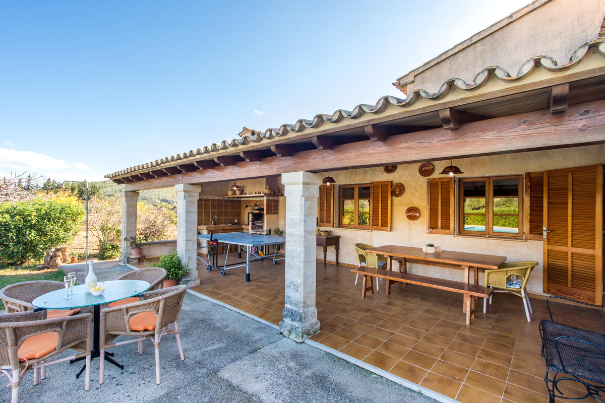 Terrasse der Finca Fontbella bei Port de Pollença, Mallorca