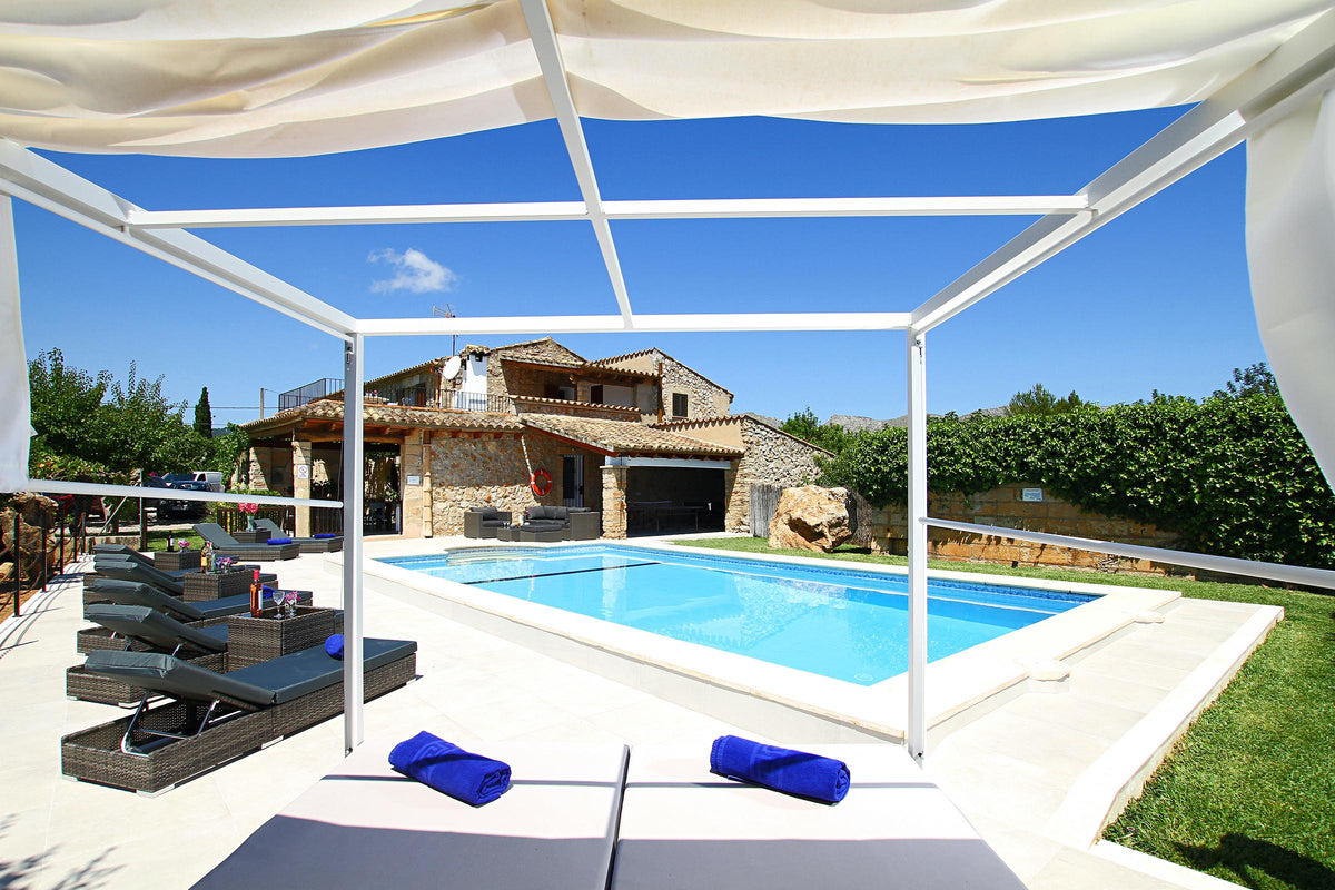Pool der Finca Monteluz bei Pollença, Mallorca