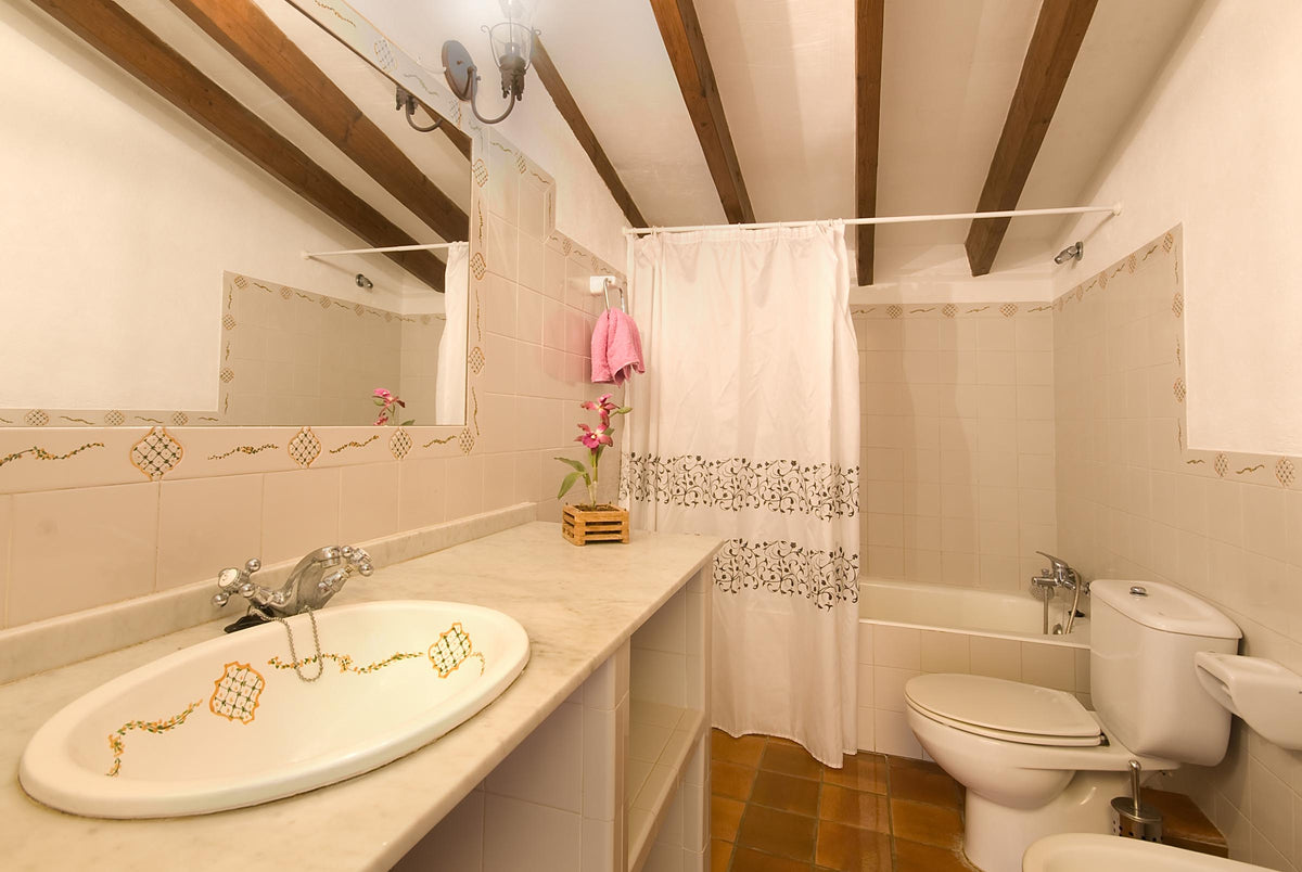 Badezimmer der Finca Pedra Bonita bei Port de Pollença, Mallorca