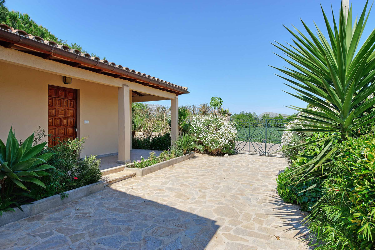 Terrasse der Finca Sa Calma bei Pollença, Mallorca