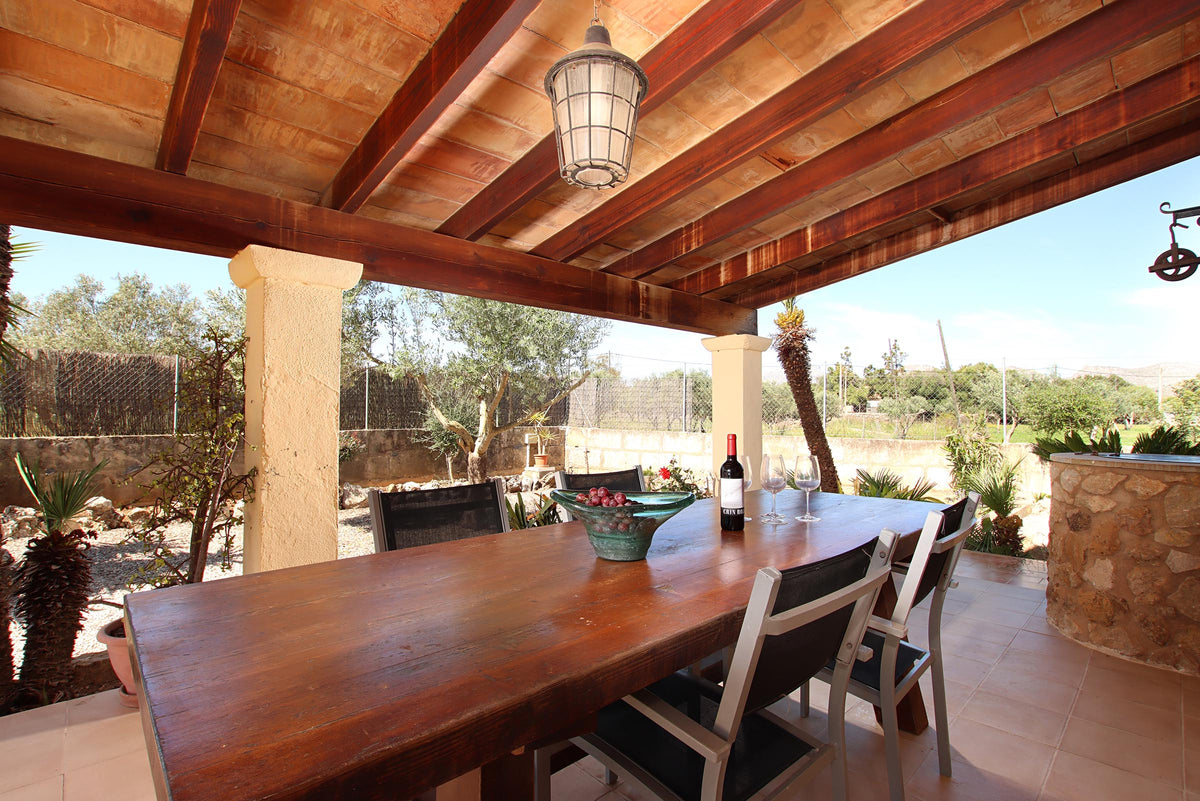 Terrasse der Finca Sa Clastra bei Port de Pollença, Mallorca