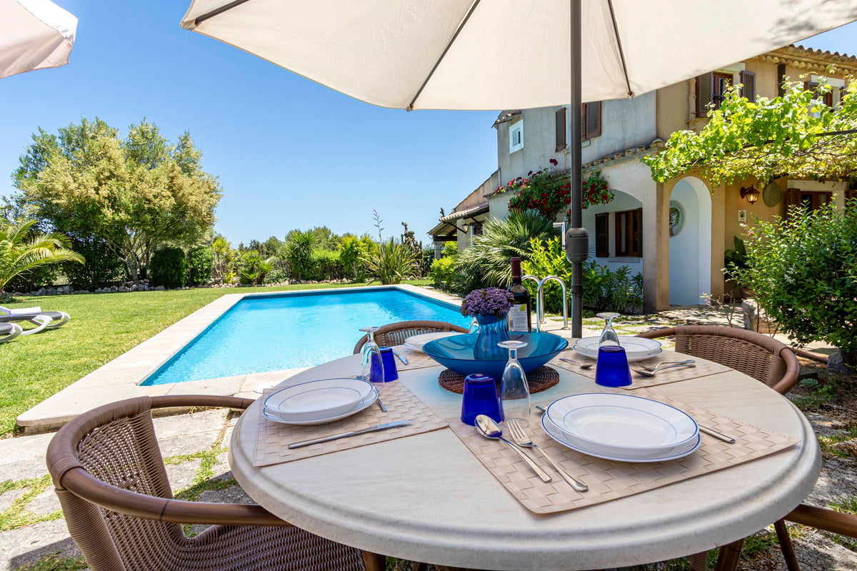 Terrasse der Finca Sa Pedra bei Pollença, Mallorca