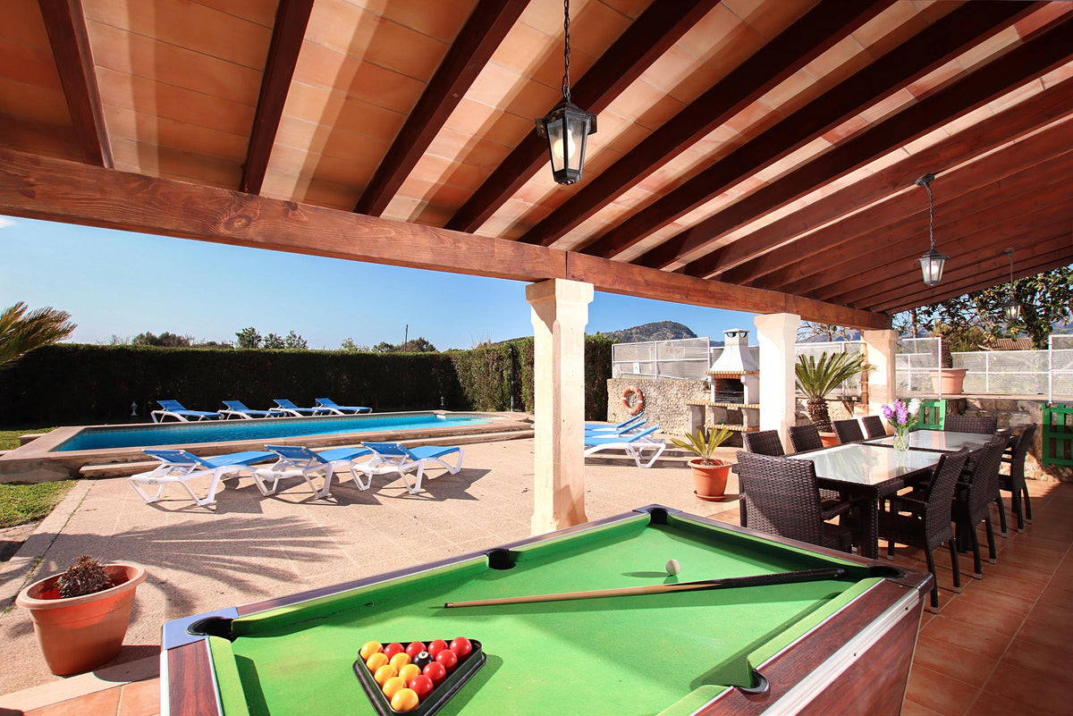 Terrasse der Finca Sa Vinya bei Pollença, Mallorca