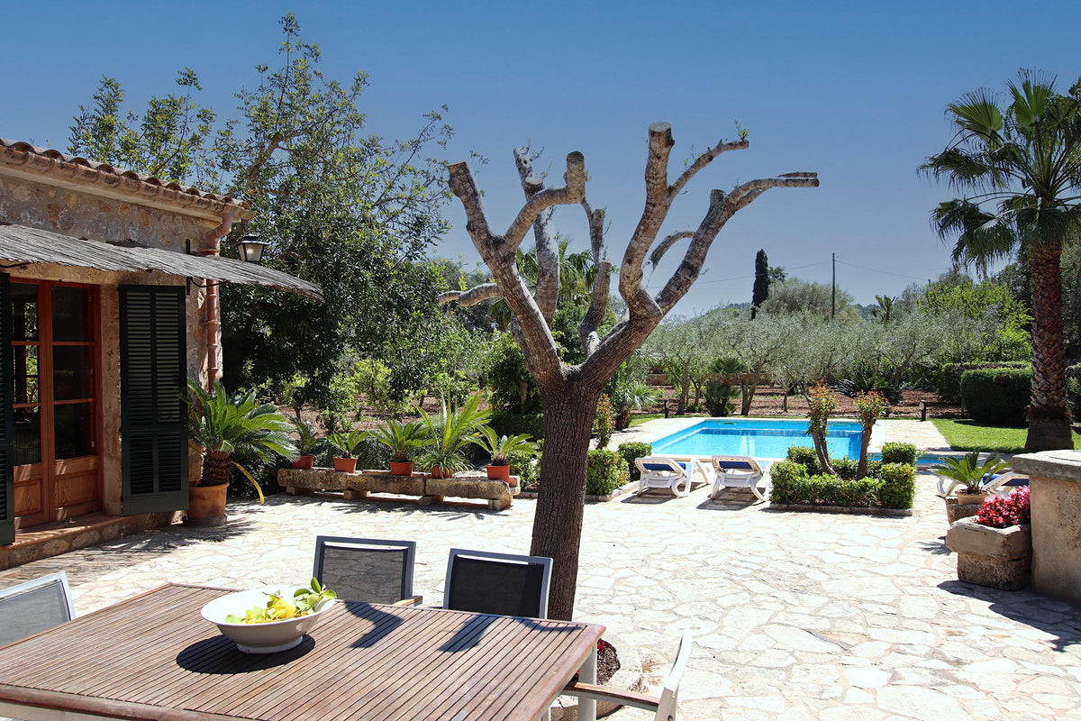 Terrasse der Finca Son Celesti bei Pollença, Mallorca