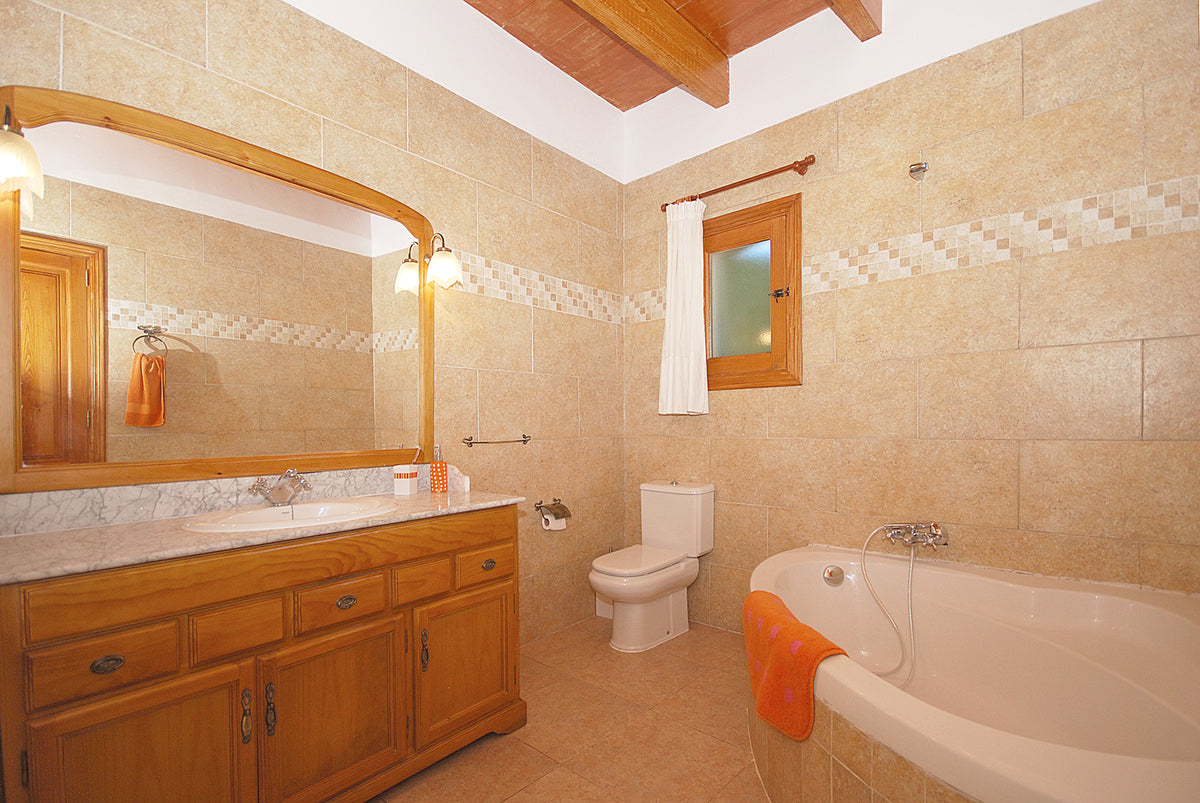 Blick ins Badezimmer der Finca Son Lluny bei Sencelles, Mallorca
