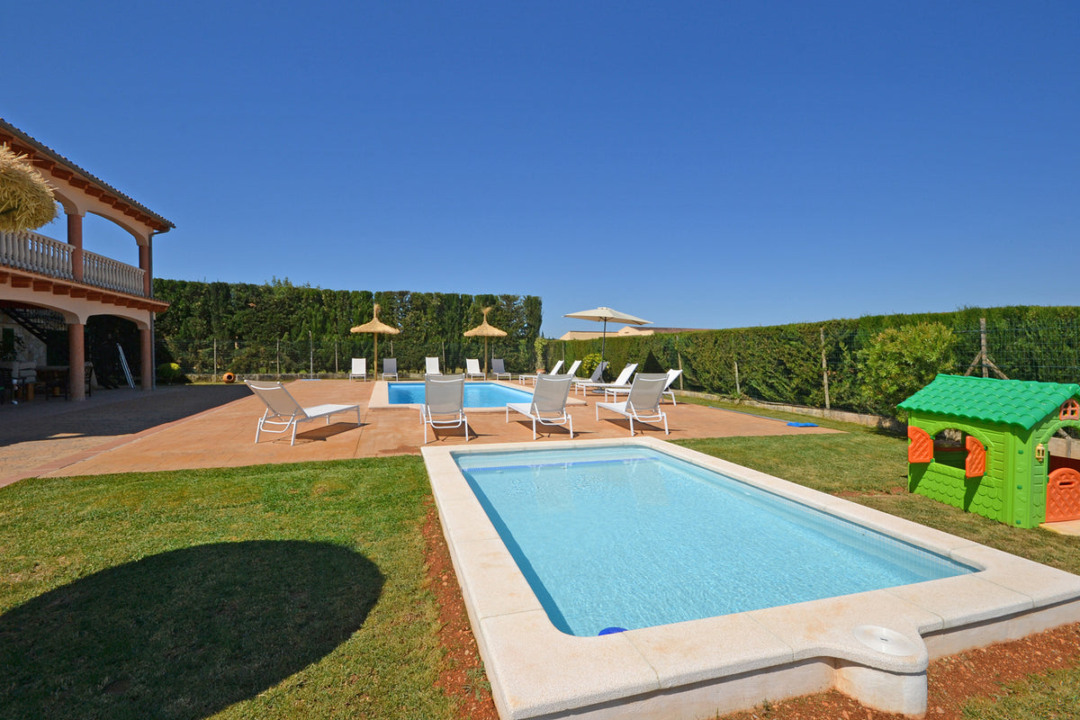 Poolbereich der Finca Son Lluny bei Sencelles, Mallorca