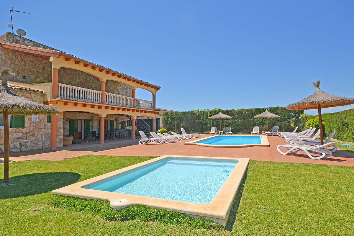 Poolbereich der Finca Son Lluny bei Sencelles, Mallorca