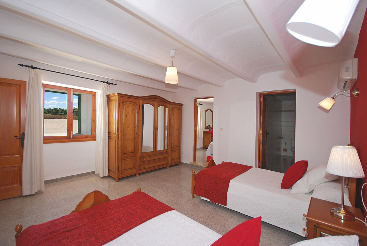 Blick ins Schlafzimmer der Finca Son Lluny bei Sencelles, Mallorca