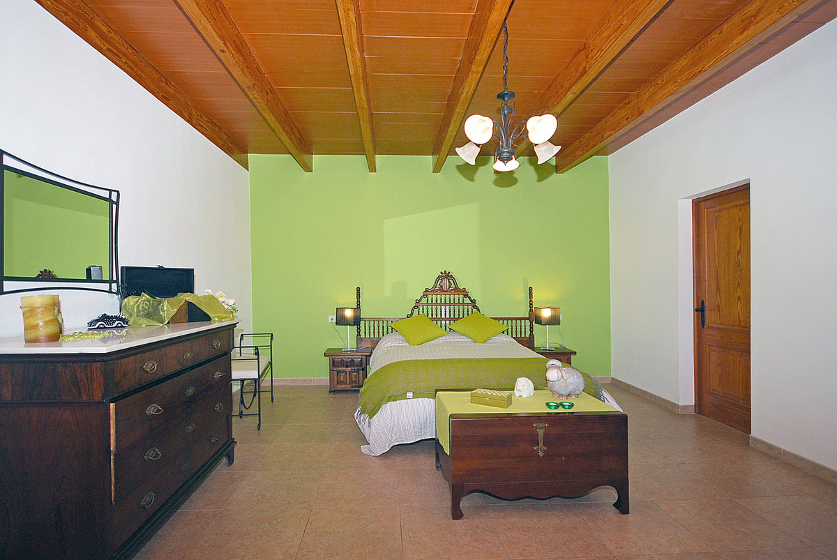 Blick ins Schlafzimmer der Finca Son Lluny bei Sencelles, Mallorca