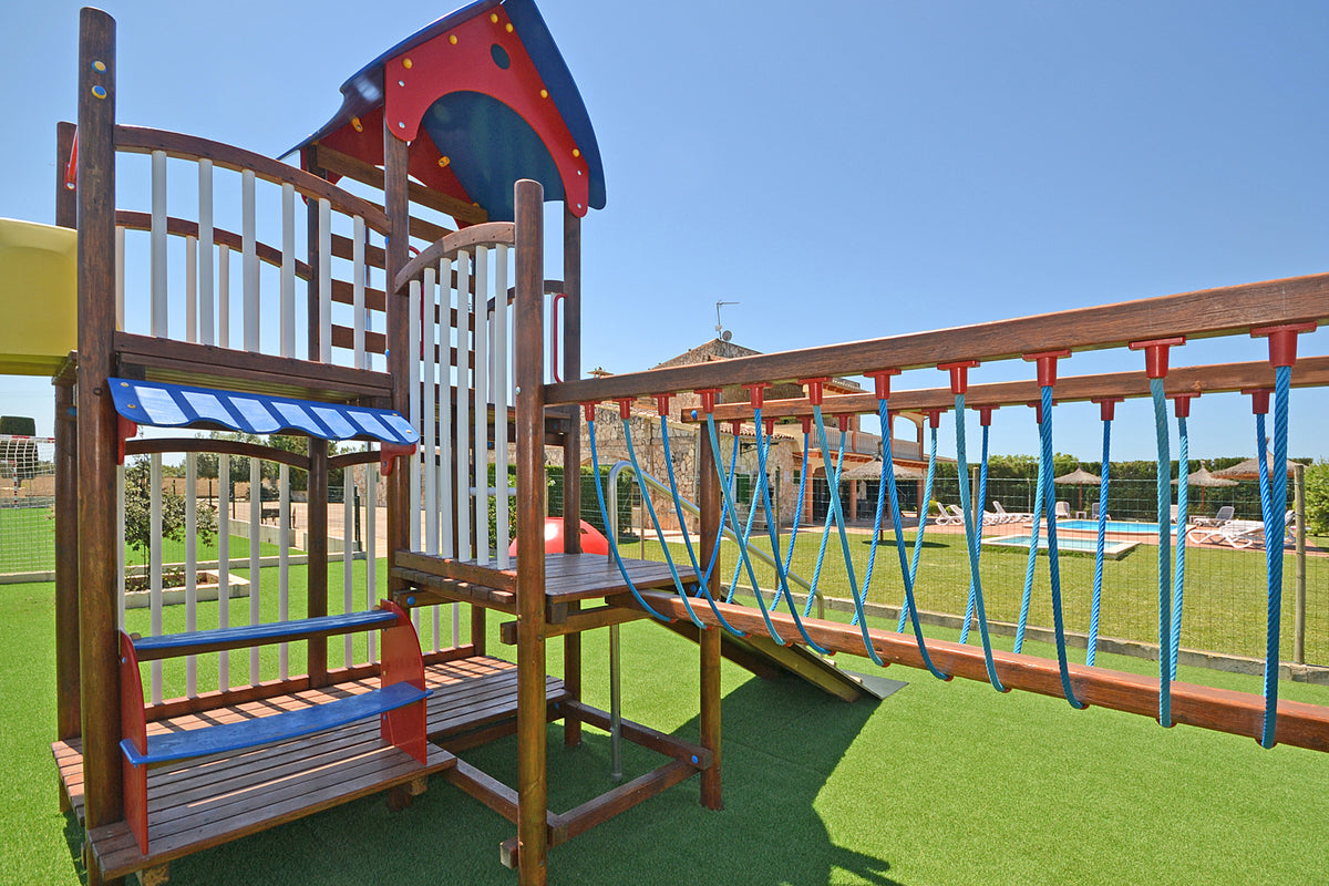 Spielgeräte im Garten – Finca Son Lluny bei Sencelles, Mallorca