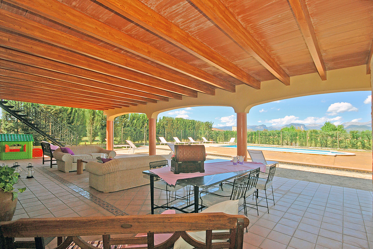 Überdachte Veranda der Finca Son Lluny bei Sencelles, Mallorca
