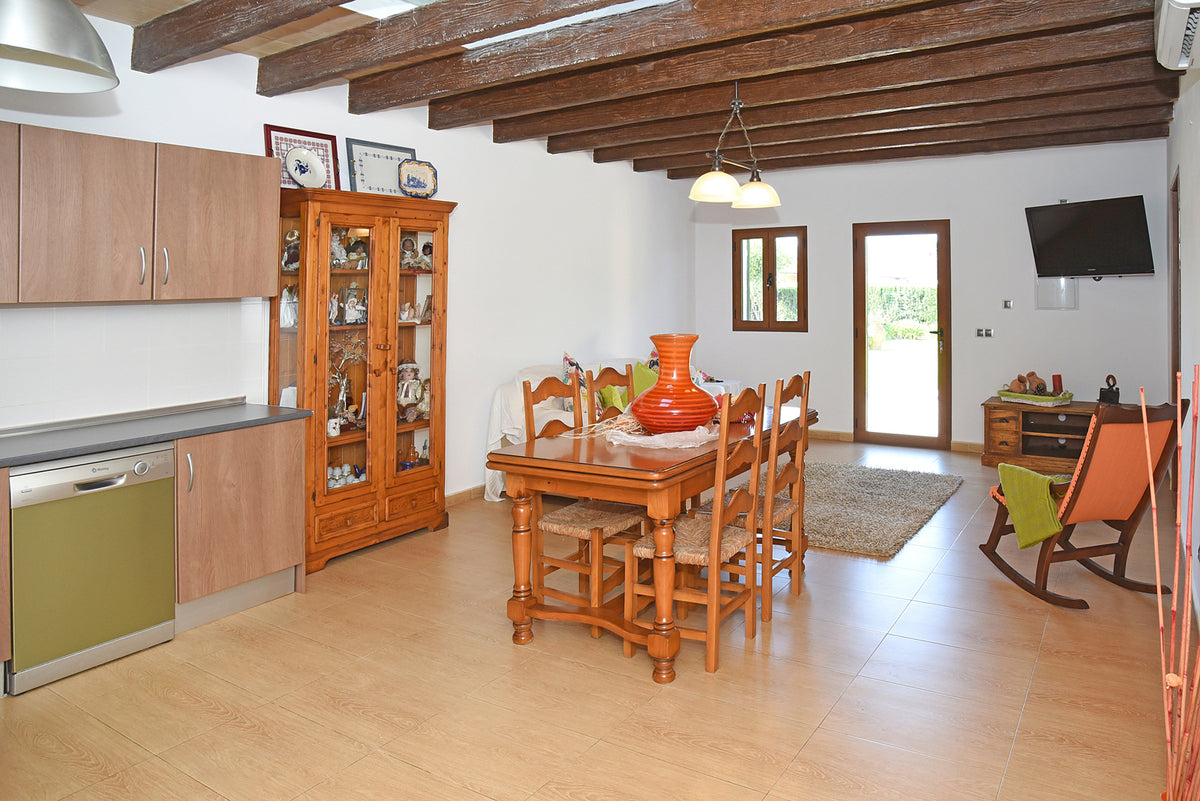 Offene Küche mit Wohnbereich – Finca Son Lluny bei Sencelles, Mallorca