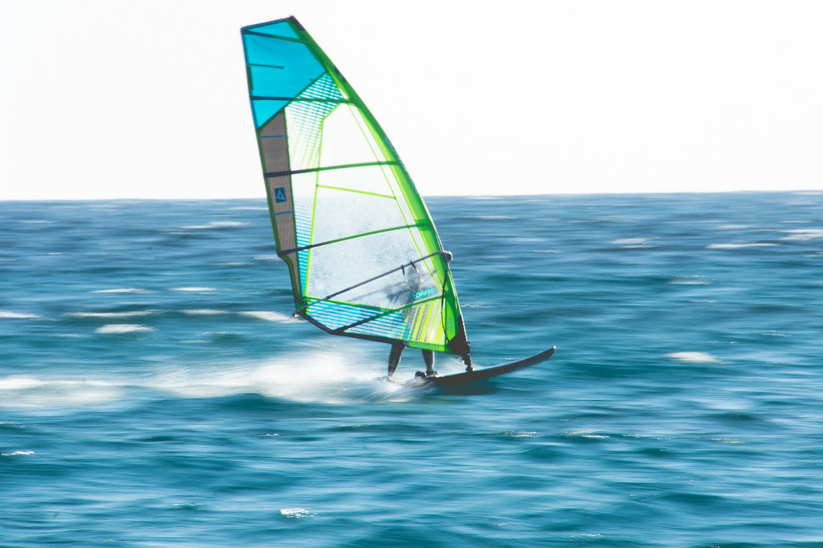 Symbolfoto: Windsurfen auf dem Meer