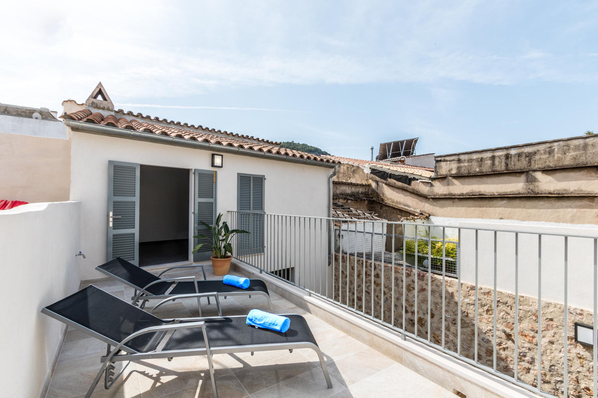 Terrasse des Stadthauses Sa Pedra bei Pollença, Mallorca