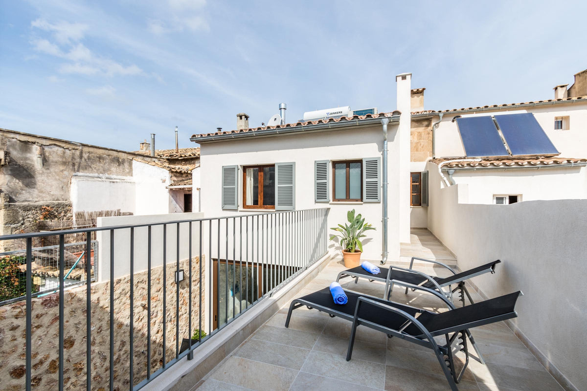 Terrasse des Stadthauses Sa Pedra bei Pollença, Mallorca