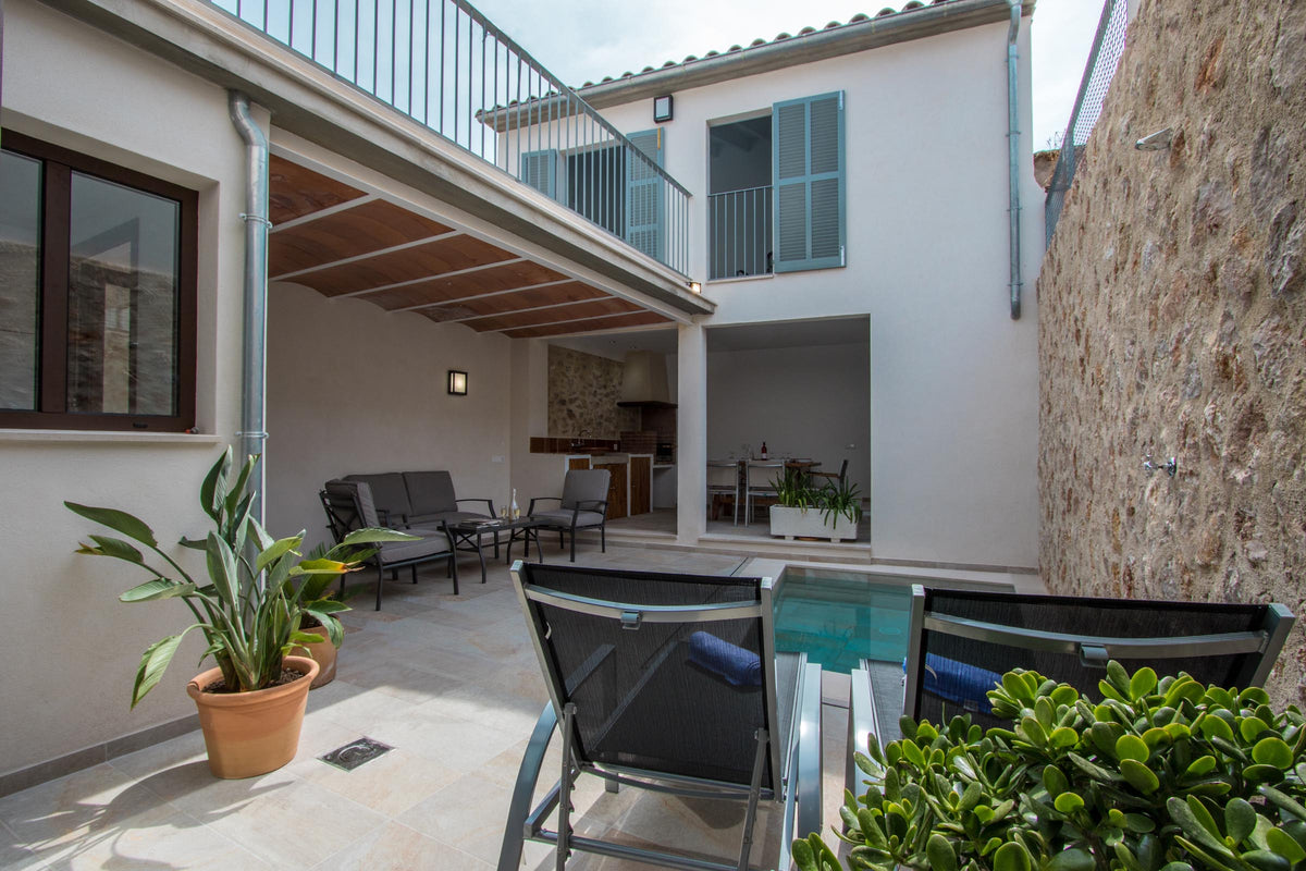 Terrasse des Stadthauses Sa Pedra bei Pollença, Mallorca