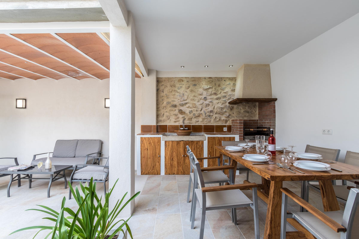 Terrasse des Stadthauses Sa Pedra bei Pollença, Mallorca
