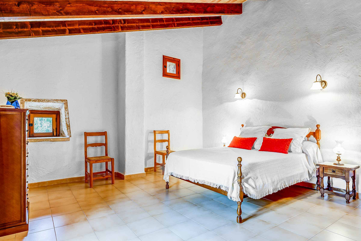 Schlafzimmer der Villa del Sol Vich bei Cala Sant Vicenç, Mallorca