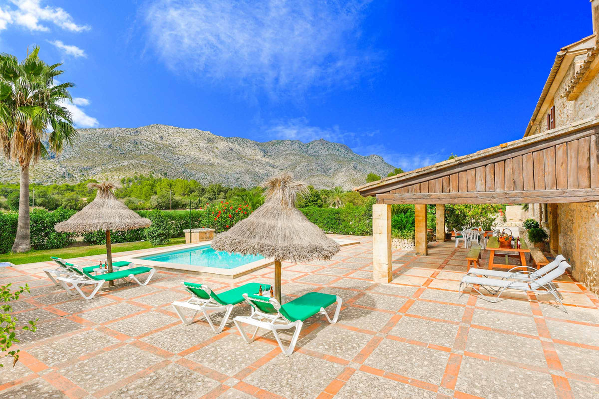 Terrasse der Villa del Sol Vich bei Cala Sant Vicenç, Mallorca