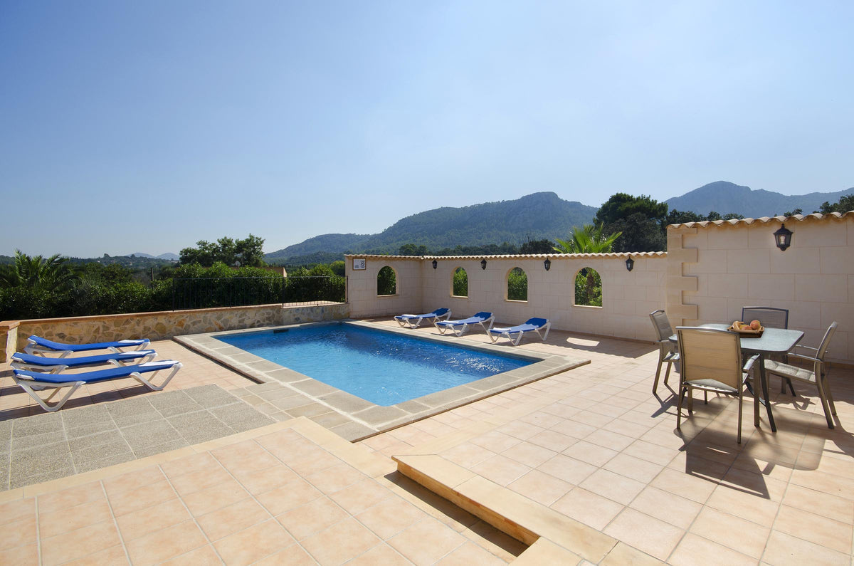 Pool der Villa Es Rafal bei Pollença, Mallorca