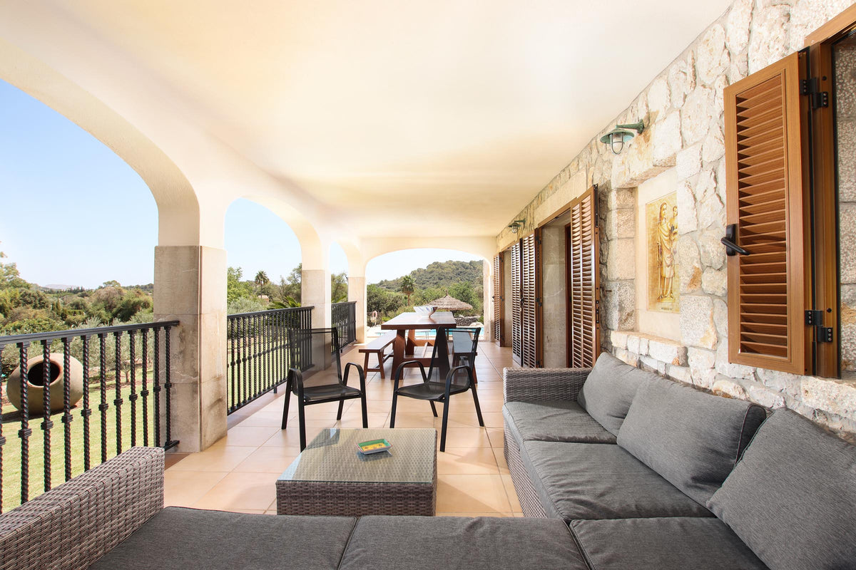Terrasse der Villa Miraplomera bei Pollença, Mallorca