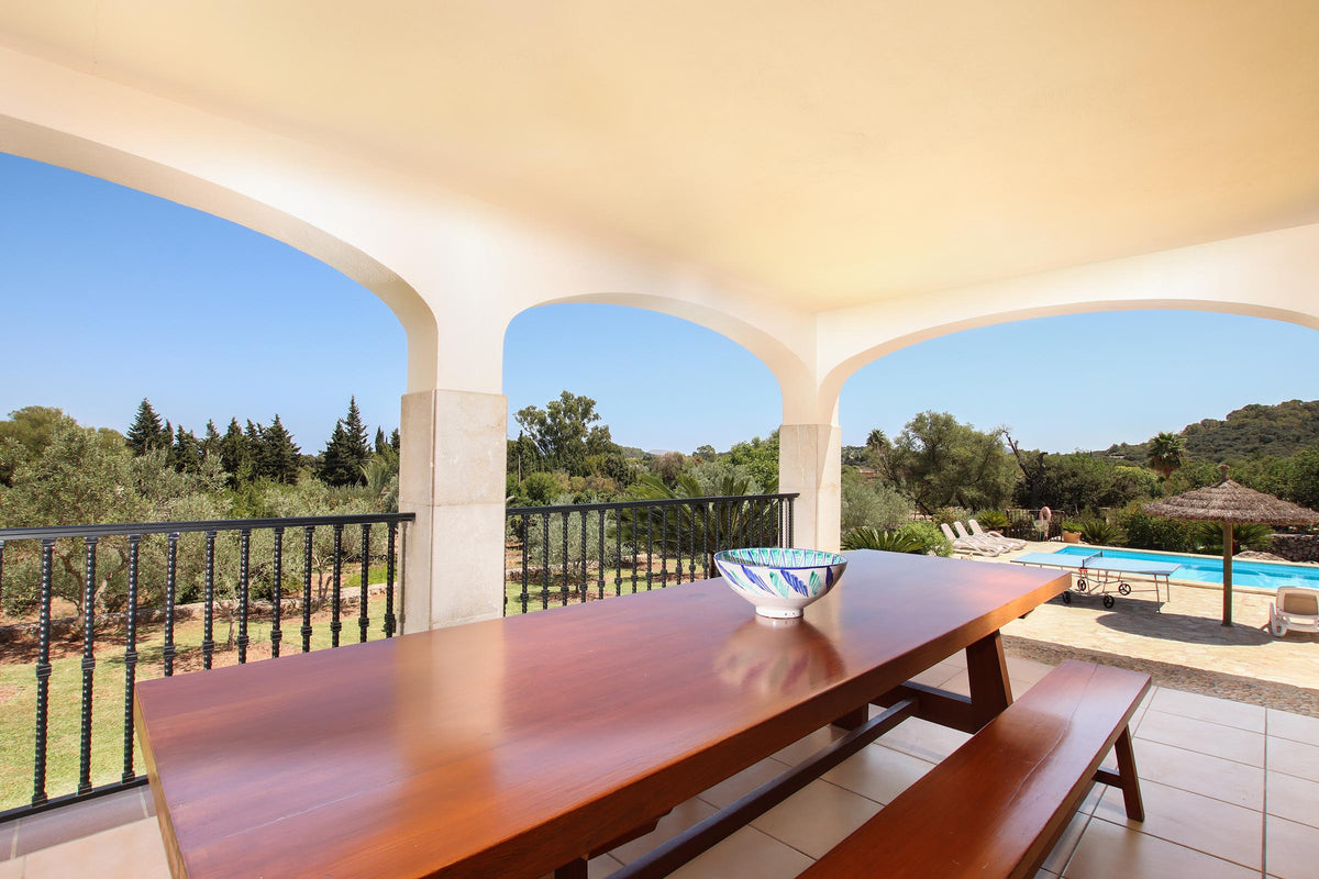 Terrasse der Villa Miraplomera bei Pollença, Mallorca