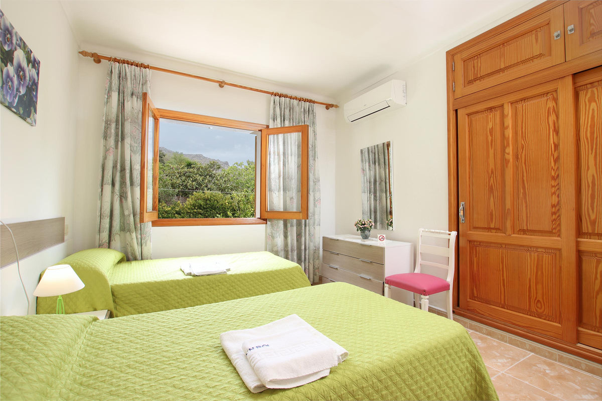 Schlafzimmer der Villa Natura bei Pollença, Mallorca