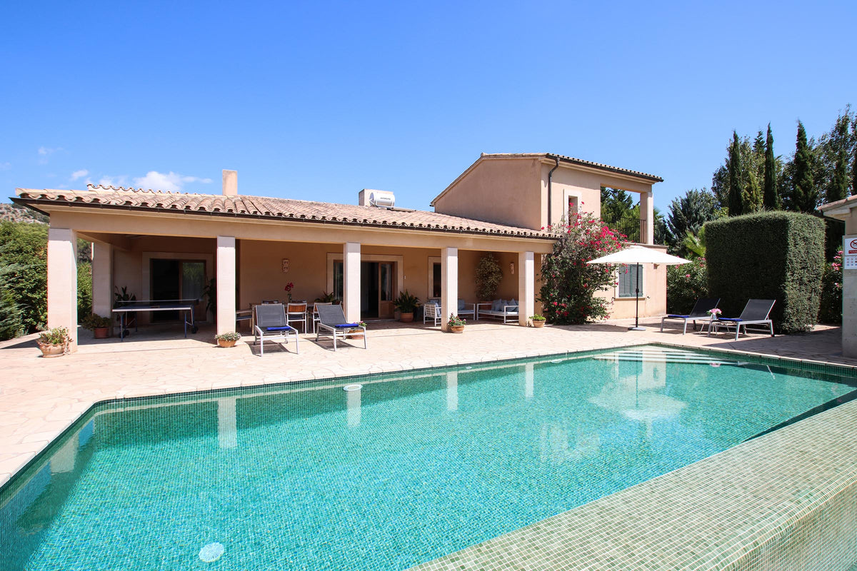 Pool der Villa Olas bei Pollença, Mallorca