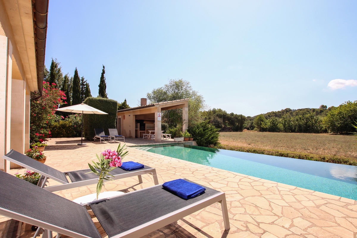 Pool der Villa Olas bei Pollença, Mallorca