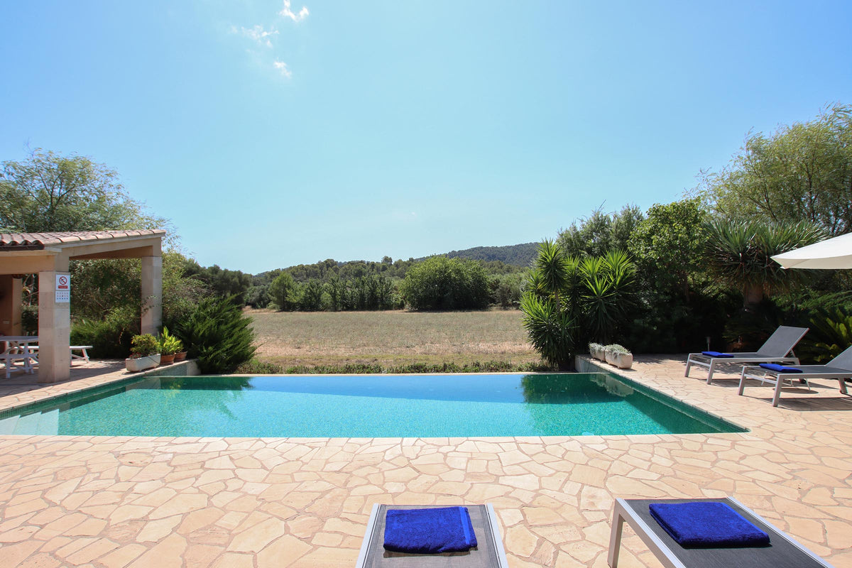 Pool der Villa Olas bei Pollença, Mallorca